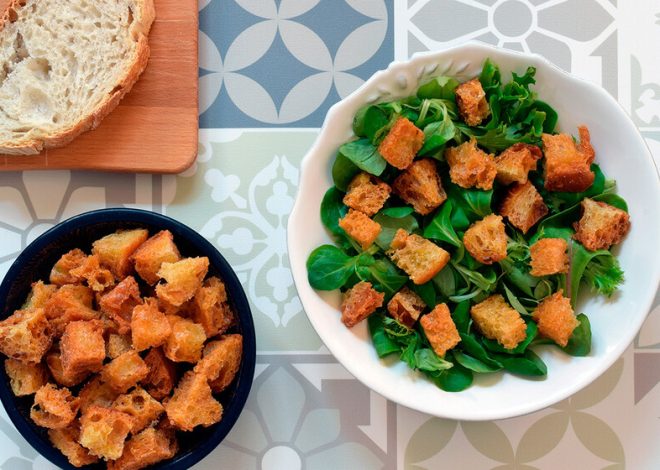 Crouton atau crouton buatan sendiri. Resep masakan yang mudah, sederhana dan enak