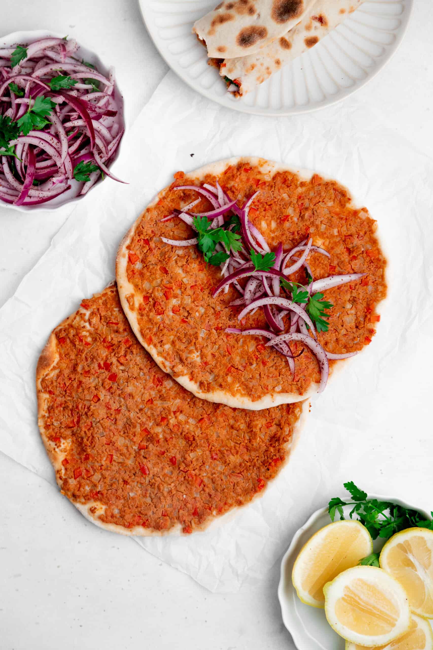 Lahmacun atau lemeyun (pizza daging Turki)