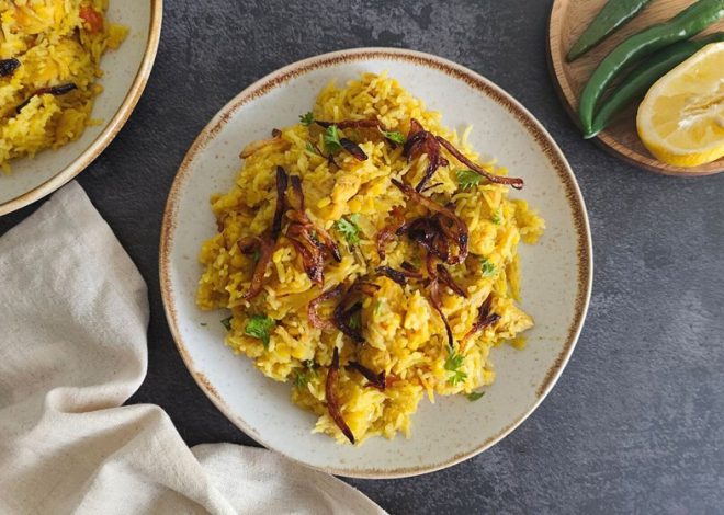 sup nasi, lentil, dan rempah-rempah khas Bengali