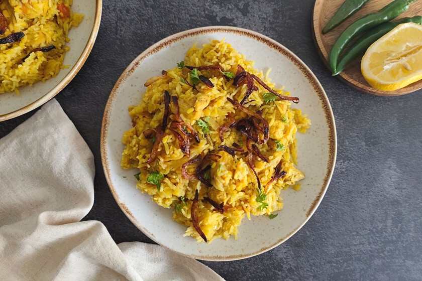 sup nasi, lentil, dan rempah-rempah khas Bengali